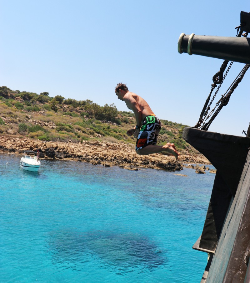 jump+ocean+theblackpearl